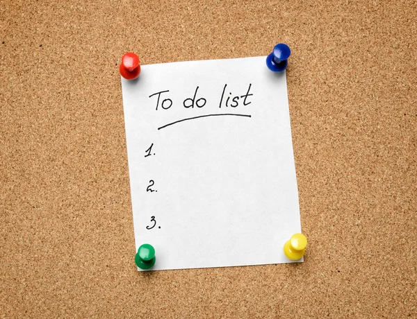 A To Do List agganciato a una bacheca di sughero come aiuto per migliorare l'efficienza — Foto Stock