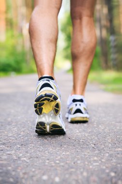 Erkek koşu. koşu ayakkabıları ve bacaklar dışında erkek koşucu olarak ro