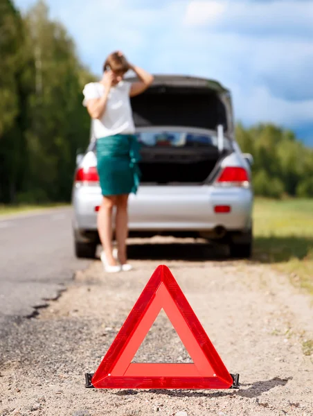Mulher com telefone perto do carro quebrado — Fotografia de Stock