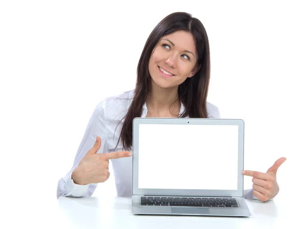 Mujer joven de negocios con nueva computadora portátil popular moderna — Foto de Stock