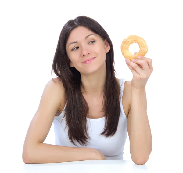 Frau genießt süßen Donut — Stockfoto
