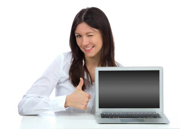 Vrouw met nieuwe moderne populaire laptop toetsenbord — Stockfoto