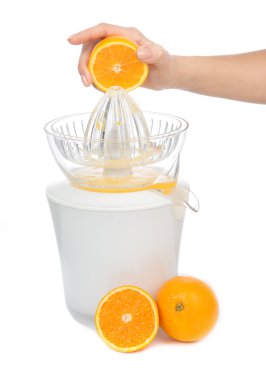 Elektrik sıkacağı ile sıkılmış taze portakal suyu hazırlıyorum.