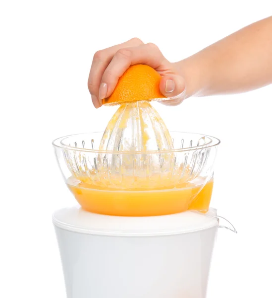 Подготовка свежего апельсинового сока, выжатого с помощью электросоковыжималки — стоковое фото