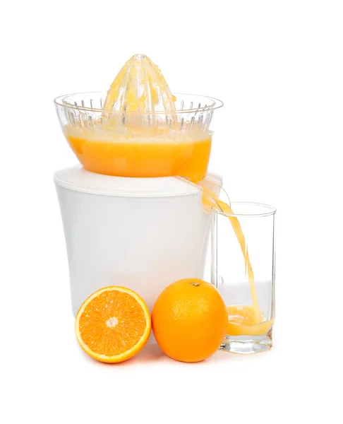 Preparação de suco de laranja fresco espremido com espremedor elétrico — Fotografia de Stock