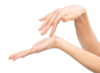 güzel kadının elleri ile Fransız manikür çivi