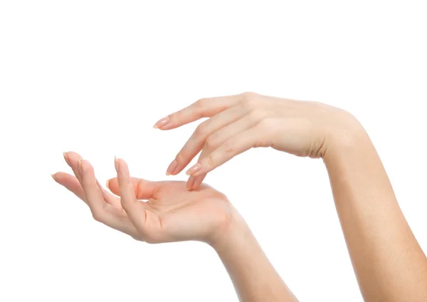 Belas mãos de mulher com unhas de manicure francesas — Fotografia de Stock