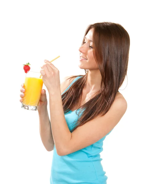 Mujer bebiendo jugo de naranja cóctel con fresa — Foto de Stock