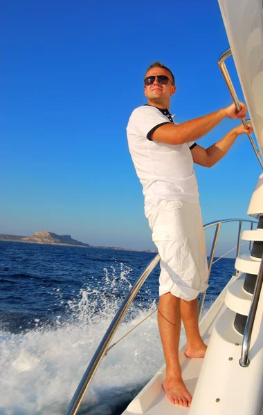 Jovem marinheiro relaxando alegremente no veleiro de férias yach — Fotografia de Stock