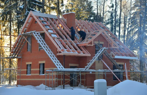 Ofärdiga hus av tegel webbplats under uppbyggnad med trä ro — Stockfoto