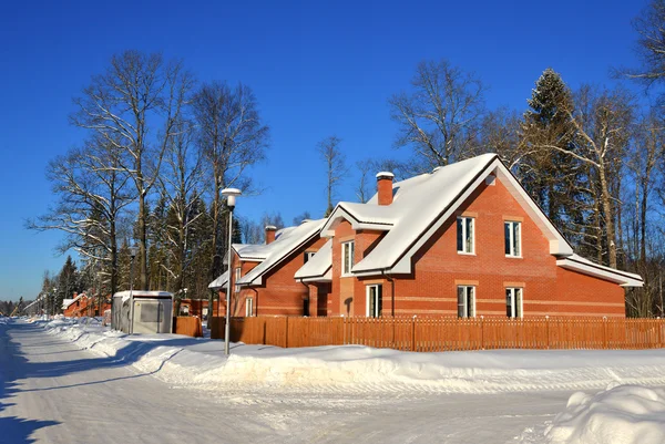 Winterlandschaft verschneite Häuser Hütte am Morgen — Stockfoto