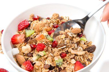 müsli tahıl bowl ve kaşıkla badem, çam fıstığı