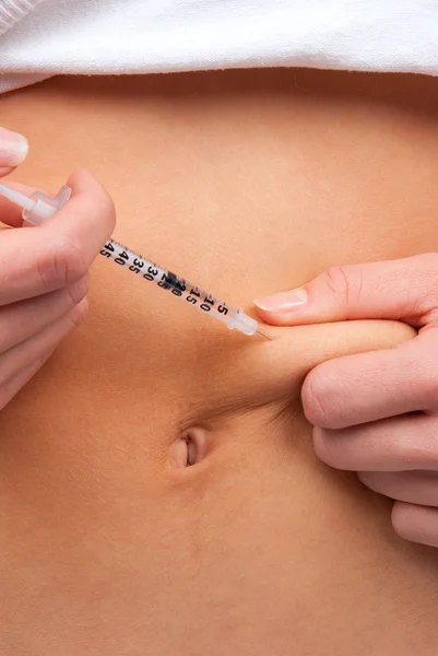 Diabetes paciente fazer injeção de seringa subcutânea — Fotografia de Stock