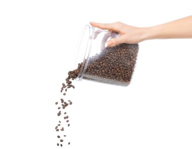 taze kavrulmuş kahve çekirdeği el dökmek