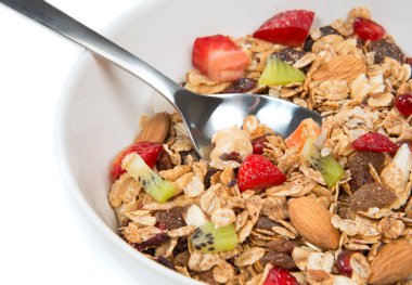 müsli tahıl bowl ve kaşıkla badem, çam fıstığı