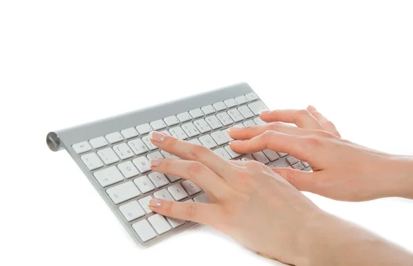 Mãos digitando no teclado do computador sem fio remoto — Fotografia de Stock