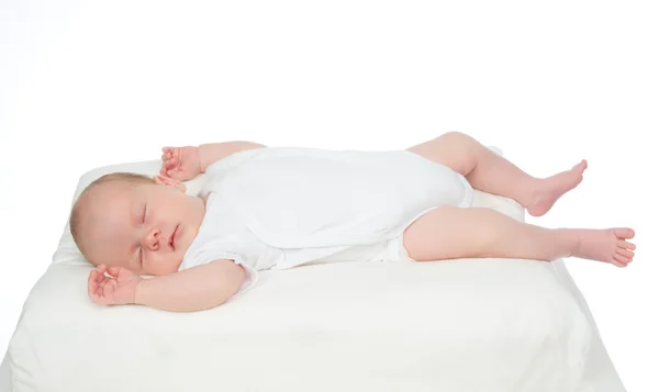 Pasgeboren baby babymeisje slapen op haar rug — Stockfoto