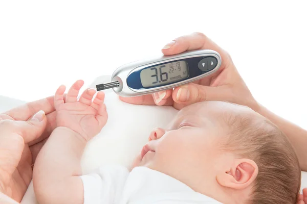 Messung des Blutzuckerspiegels bei Diabetes-Patient Kind b — Stockfoto