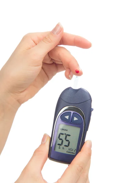 Mäta glukos nivå blodprov med Glukometer — Stockfoto