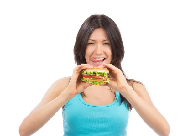 Mujer joven comer sabrosa comida rápida hamburguesa poco saludable — Foto de Stock