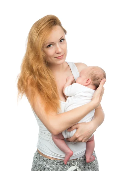 Любящая мать держит младенца спящим — стоковое фото