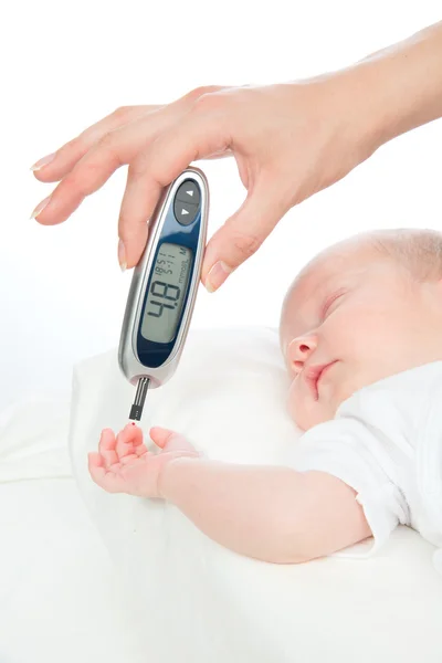 Mäta glukos nivå blodprov från diabetes — Stockfoto