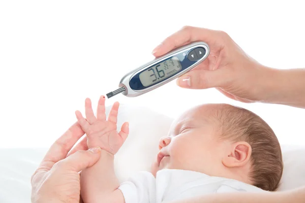 Meten van glucose niveau bloedonderzoek van diabetes patiënten kind b — Stockfoto