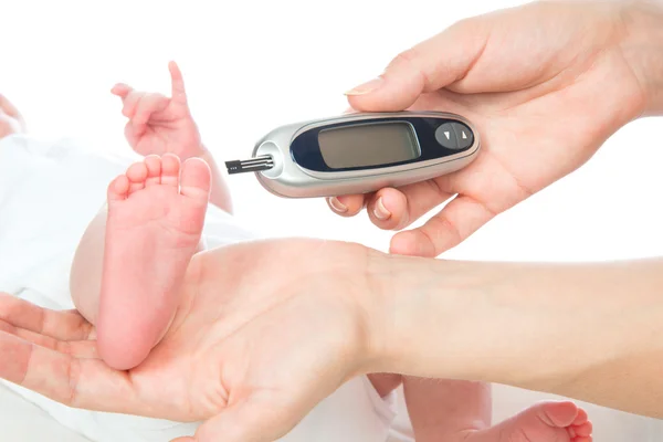 Glikoz düzeyi kan testi ölçme çocuk bebek — Stok fotoğraf
