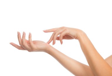 güzel kadının elleri ile Fransız manikür çivi