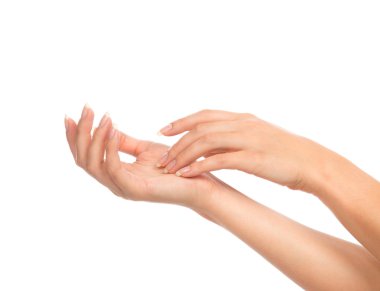 güzel kadının elleri ile Fransız manikür çivi