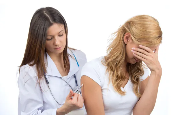 Doctor making diabetes patient insulin flu shot njection vaccina — Stock Photo, Image