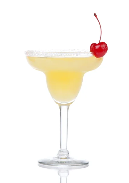 Amarelo álcool margarita ou martini cocktail isolado — Fotografia de Stock