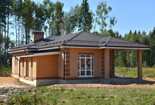 Modernes Backsteinhaus im Kolonialstil — Stockfoto