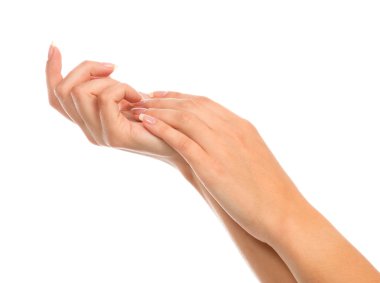 manos de mujer hermosa con las uñas manicura francesas