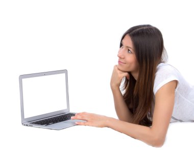 dizüstü bilgisayar ile yatakta yatarken genç bir kadın