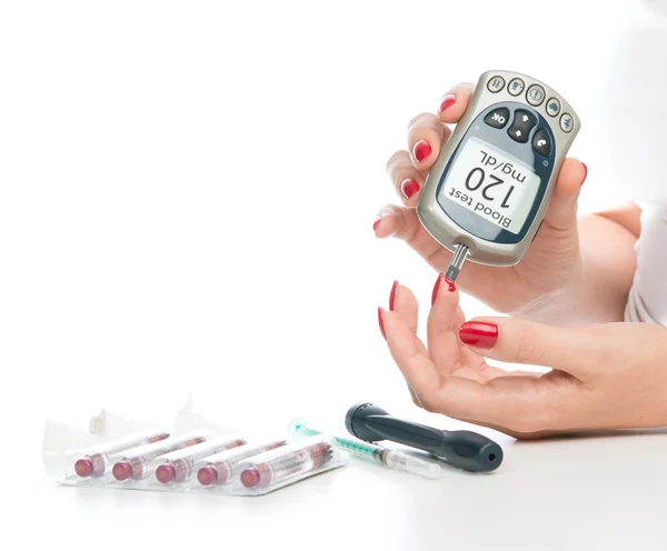 Measuring glucose level blood test using mini glucometer — Stock Photo, Image