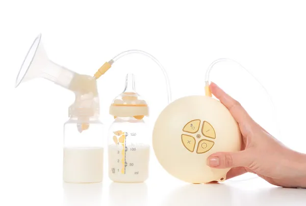 Breastf için süt tedarik artırmak için tıbbi elektrikli göğüs pompası — Stok fotoğraf