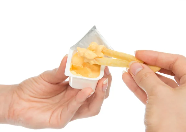 치즈 소스에 손 딥 감자 튀김 칩 — 스톡 사진
