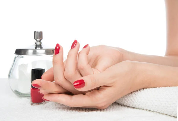 Kobieta ręce czerwone paznokcie manicure — Zdjęcie stockowe