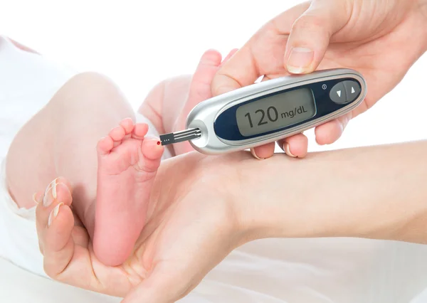 Blutzuckerspiegel von Diabetes-Kind messen — Stockfoto