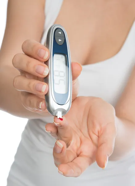 Pomiar poziomu glukozy badanie krwi z palca — Zdjęcie stockowe