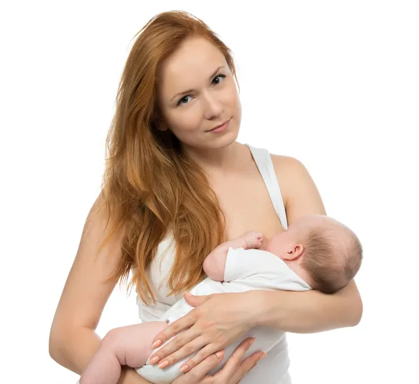 Jovem mãe mulher amamentando seu bebê filho — Fotografia de Stock