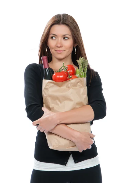 Молода жінка тримає сумку з продуктовими овочами — стокове фото