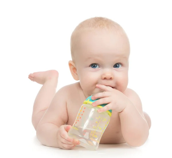 Niño bebé niña niño mintiendo feliz sosteniendo el biberón —  Fotos de Stock