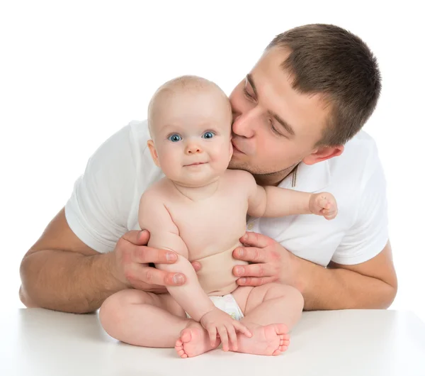 Familia feliz joven padre e hijo bebé niña besándose y abrazándose — Foto de Stock