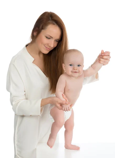 Madre ayudando al niño bebé niño a dar los primeros pasos —  Fotos de Stock