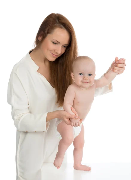 Madre ayudando al niño bebé niño a dar los primeros pasos — Foto de Stock