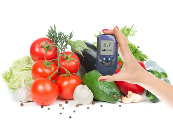 Diabetes-Konzept Glukosemesser in der Hand und gesunde Biolebensmittel — Stockfoto