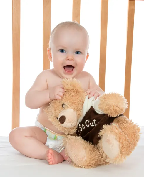 Kız bebek bebek çocuk bezi ile oyuncak ayı içinde bağırarak — Stok fotoğraf