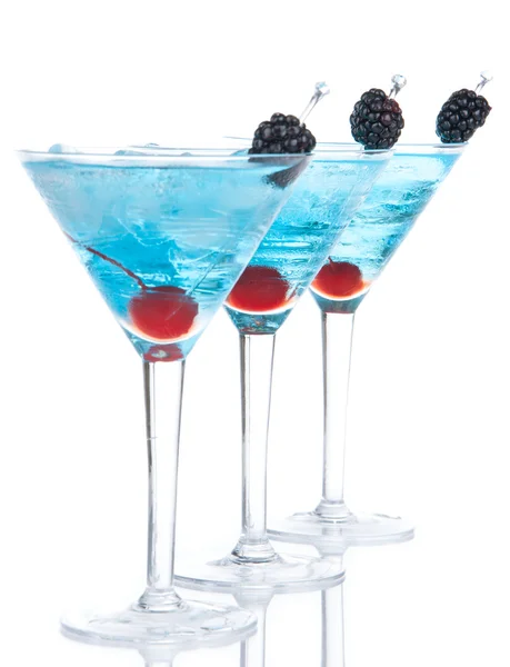 Složení řádek modrý martini koktejly s alkoholem — Stock fotografie
